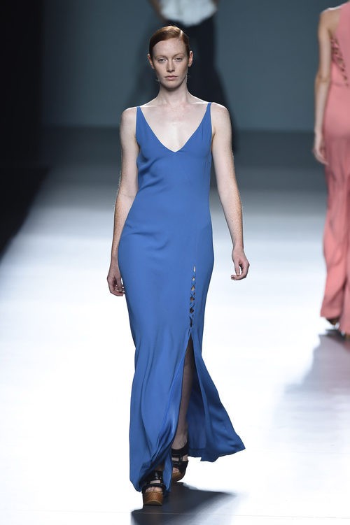 Vestido azul de Ángel Schlesser para primavera/verano 2015 en Madrid Fashion Week