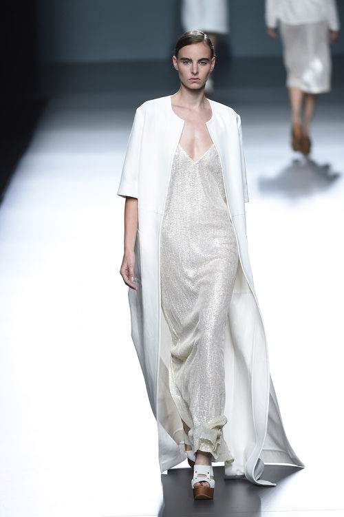 Vestido plata de Ángel Schlesser para primavera/verano 2015 en Madrid Fashion Week
