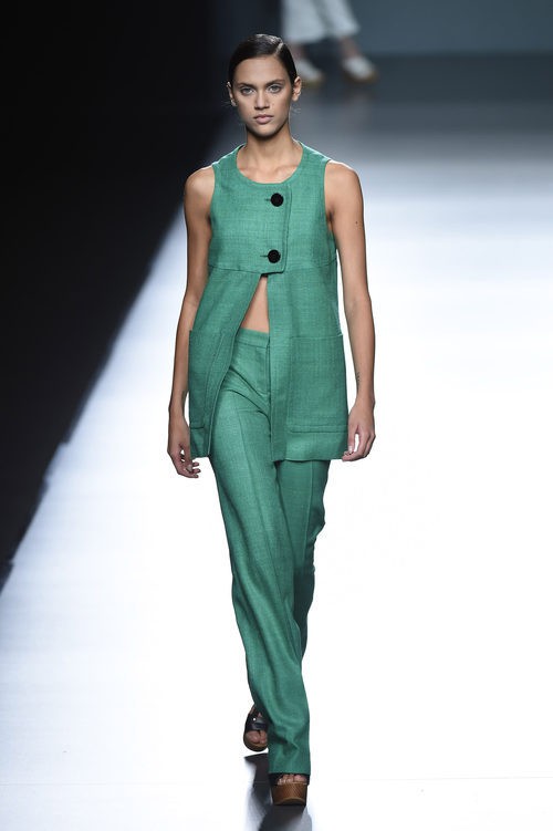 Conjunto verde de Ángel Schlesser para primavera/verano 2015 en Madrid Fashion Week