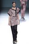 Conjunto negro y estampado de Ángel Schlesser para primavera/verano 2015 en Madrid Fashion Week