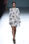Rocío Crusset con un vestido blanco de Ángel Schlesser para primavera/verano 2015 en Madrid Fashion Week