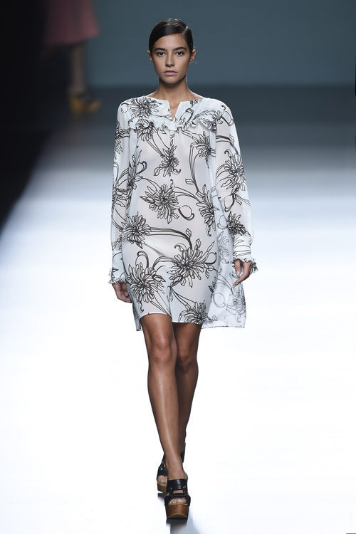 Rocío Crusset con un vestido blanco de Ángel Schlesser para primavera/verano 2015 en Madrid Fashion Week