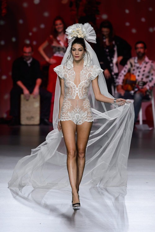 Vestido de novia de encaje de Francis Montesinos para primavera/verano 2016 en Madrid Fashion Week