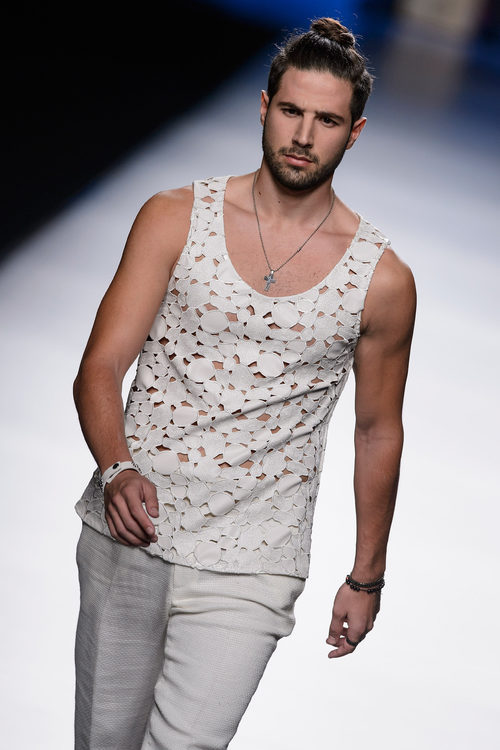 Conjunto blanco roto de hombre de Francis Montesinos para primavera/verano 2016 en Madrid Fashion Week
