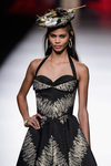 Vestido negro y dorado estilo años 50 de Francis Montesinos para primavera/verano 2016 en Madrid Fashion Week