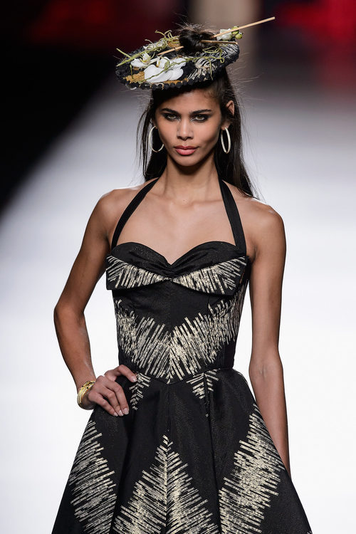 Vestido negro y dorado estilo años 50 de Francis Montesinos para primavera/verano 2016 en Madrid Fashion Week