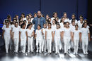 Juan Duyos con un coro de niños en su desfile de la colección primavera/verano 2015 en Madrid Fashion Week