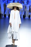 Conjunto blanco con pamela de Duyos para primavera/verano 2015 en Madrid Fashion Week