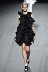 Vestido negro de volantes de Amaya Arzuaga para primavera/verano 2015 en Madrid Fashion Week