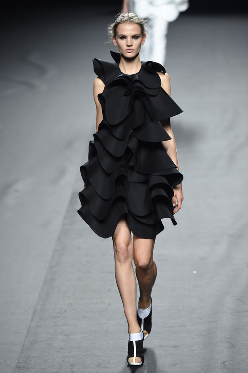 Vestido negro de volantes de Amaya Arzuaga para primavera/verano 2015 en Madrid Fashion Week