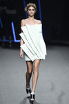 Vestido celeste con pliegues de Amaya Arzuaga para primavera/verano 2015 en Madrid Fashion Week