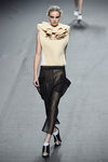 Conjunto beige y negro de Amaya Arzuaga para primavera/verano 2015 en Madrid Fashion Week