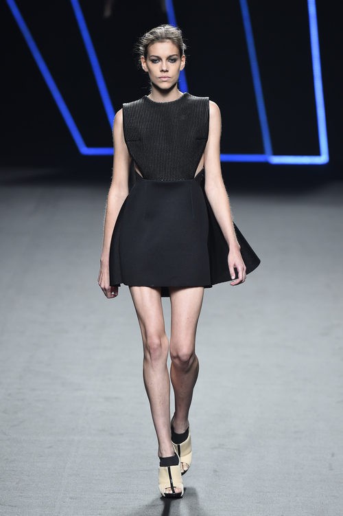 Vestido negro de Amaya Arzuaga para primavera/verano 2015 en Madrid Fashion Week