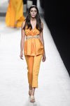 Conjunto anaranjado de Juanjo Oliva para primavera/verano 2015 en Madrid Fashion Week