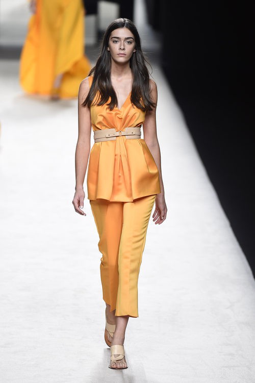 Conjunto anaranjado de Juanjo Oliva para primavera/verano 2015 en Madrid Fashion Week