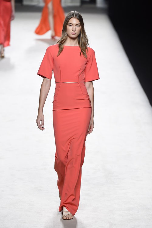 Vestido coral de Juanjo Oliva para primavera/verano 2015 en Madrid Fashion Week