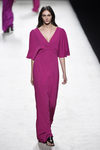 Vestido violeta de Juanjo Oliva para primavera/verano 2015 en Madrid Fashion Week