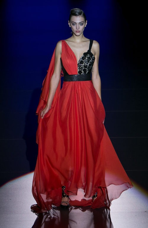 Vestido rojo de Hannibal Laguna para primavera/verano 2016 en Madrid Fashion Week
