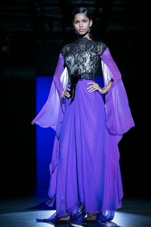 Vestido morado y negro de Hannibal Laguna para primavera/verano 2016 en Madrid Fashion Week