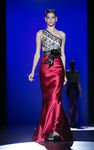 Falda roja con camiseta bordada en negro de Hannibal Laguna para primavera/verano 2016 en Madrid Fashion Week