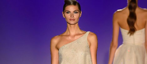 Vestido asimétrico de Hannibal Laguna para primavera/verano 2016 en Madrid Fashion Week