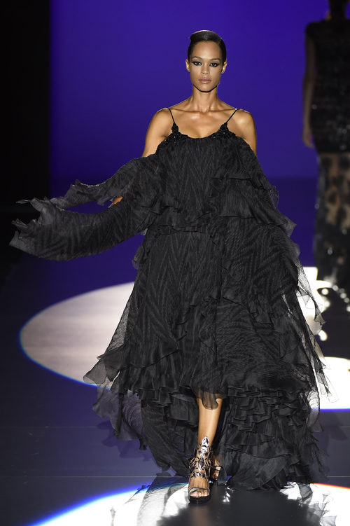 Vestido negro de Hannibal Laguna para primavera/verano 2016 en Madrid Fashion Week