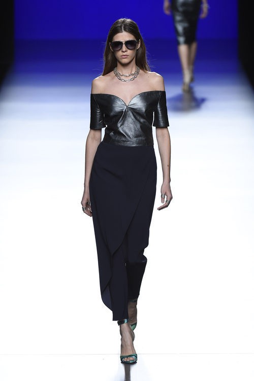 Mono negro de la colección de primavera/verano 2016 de Roberto Torretta en Madrid Fashion Week