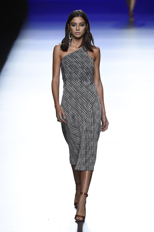 Vestido con escote asimétrico de primavera/verano 2016 de Roberto Torretta en Madrid Fashion Week