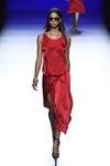 Vestido rojo de la colección de primavera/verano 2016 de Roberto Torretta en Madrid Fashion Week