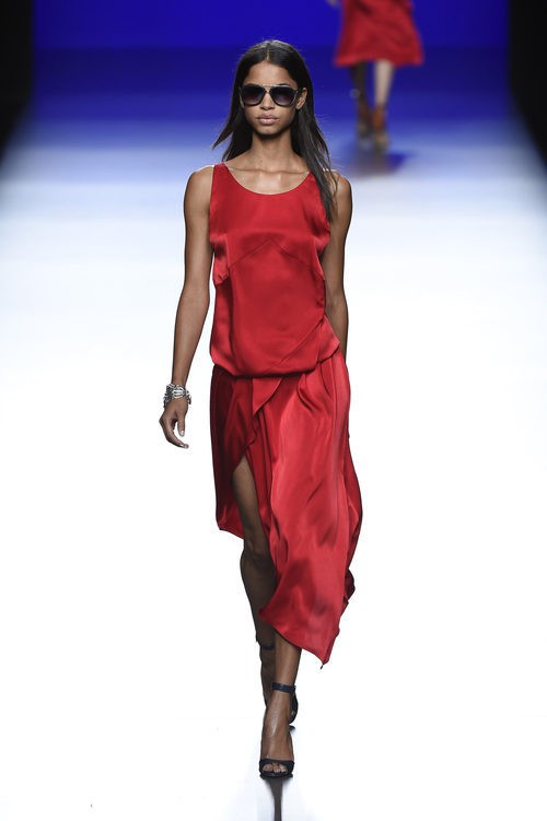 Vestido rojo de la colección de primavera/verano 2016 de Roberto Torretta en Madrid Fashion Week
