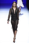 Vestido negro de la colección de primavera/verano 2016 de Roberto Torretta en Madrid Fashion Week