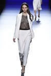 Traje de chaqueta y pantalón en tono rosa de la colección de primavera/verano 2016 de Roberto Torretta en Madrid Fashion Week