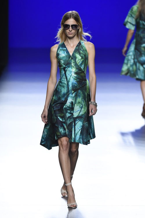 Vestido en tonos verdes por encima de la rodilla de la colección de primavera/verano 2016 de Roberto Torretta en Madrid Fashion Week