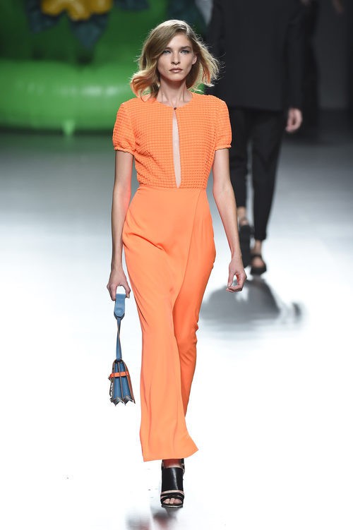 Vestido naranja de la colección primavera/verano 2016 de Ana Locking en Madrid Fashion Week