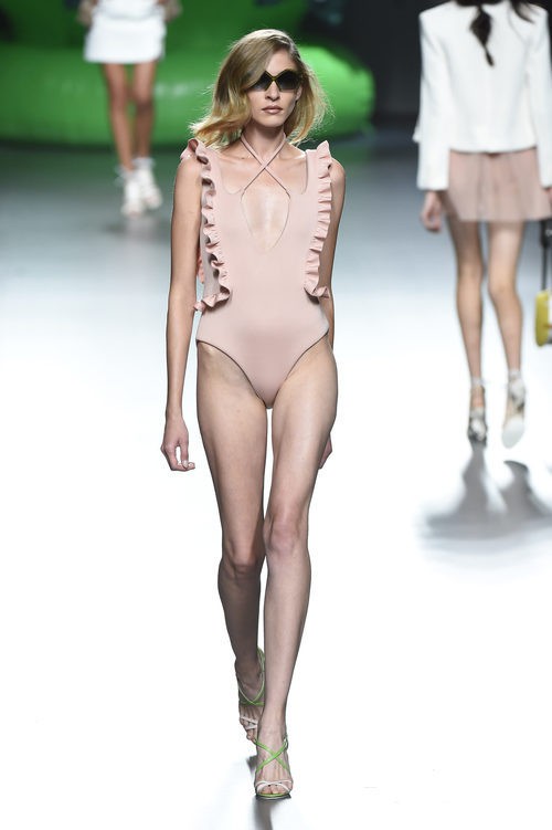 Bañador rosa nude de la colección de primavera/verano 2016 de Ana Locking en Madrid Fashion Week