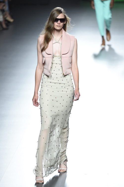Vestido con abalorios y chaleco rosa de la colección de primavera/verano 2016 de Ana Locking en Madrid Fashion Week