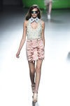 Minifalda rosa y camisa con abalorios de la colección de primavera/verano 2016 de Ana Locking en Madrid Fashion Week