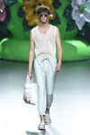 Camiseta con transparencias y pantalón aguamarina de la colección de primavera/verano 2016 de Ana Locking en Madrid Fashion Week