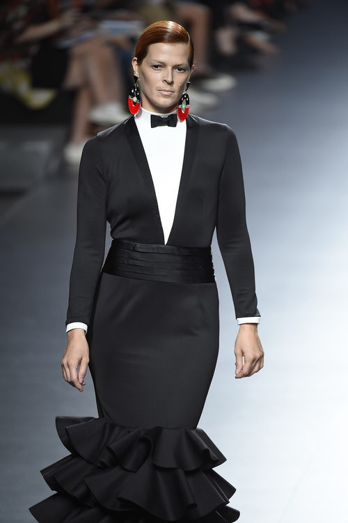 Vestido negro con esmoquin de la colección de primavera/verano 2016 de David Delfín en Madrid Fashion Week