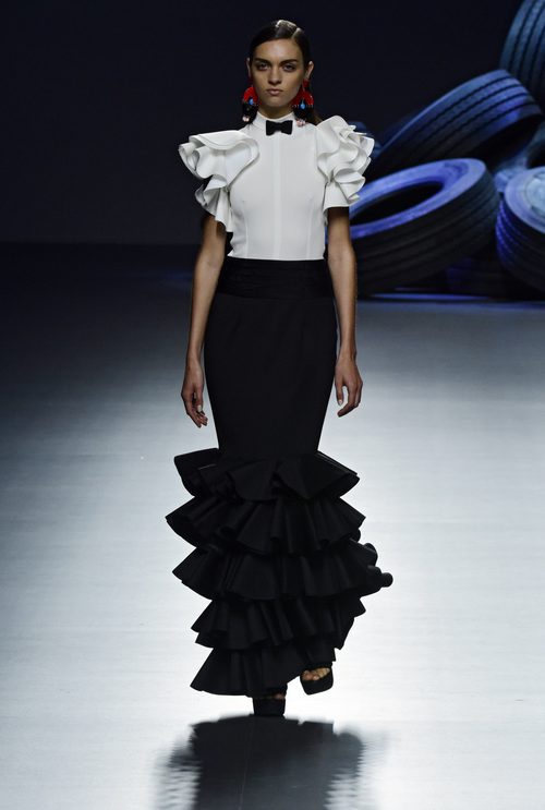Vestido blanco y negro de la colección de primavera/verano 2016 de David Delfin en Madrid Fashion Week