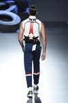 Corrector de postura y pantalón largo de la colección de primavera/verano 2016 de David Delfin en Madrid Fashion Week