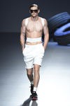 Corrector de postura y pantalón corto de la colección de primavera/verano 2016 de David Delfin en Madrid Fashion Week