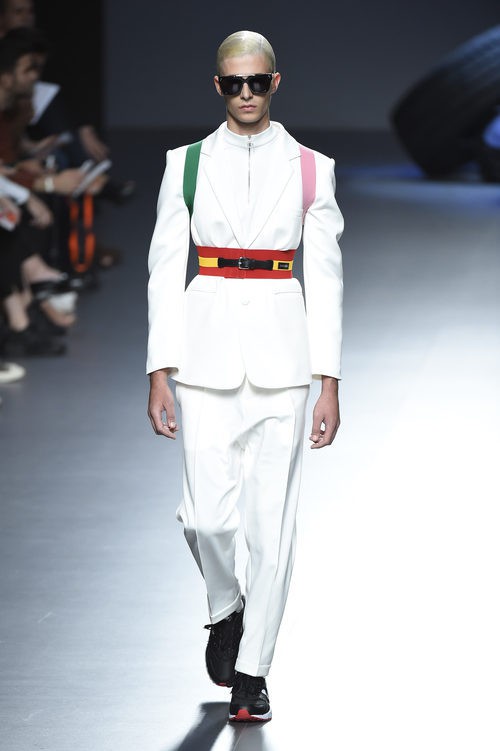 Traje de chaqueta blanco de la colección de primavera/verano 2016 de David Delfin en Madrid Fashion Week