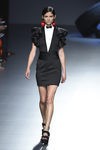 Vestido negro con volantes de la colección de primavera/verano 2016 de David Delfin en Madrid Fashion Week
