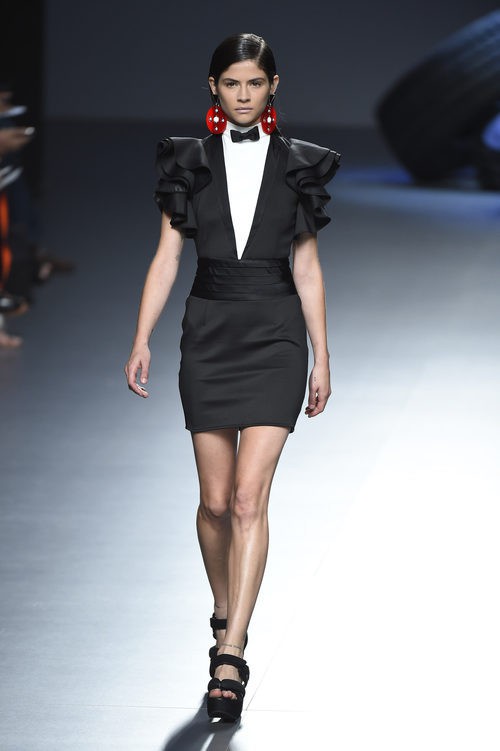Vestido negro con volantes de la colección de primavera/verano 2016 de David Delfin en Madrid Fashion Week