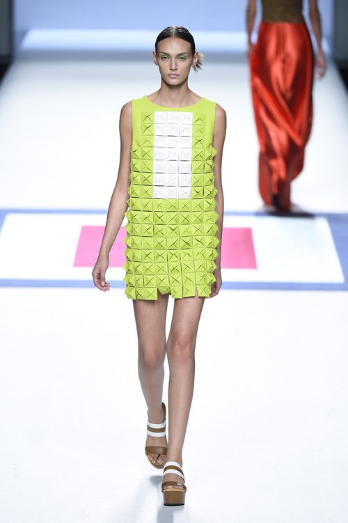 Vestido verde y blanco de la colección de primavera/verano 2016 de Devota & Lomba en Madrid Fashion Week