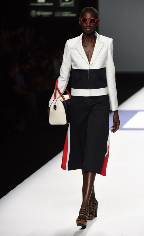Traje de chaqueta blanco rojo y azul de la colección de primavera/verano 2016 de Devota & Lomba en Madrid Fashion Week