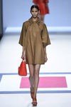 Abrigo marron de plástico de la colección de primavera/verano 2016 de Devota&Lomba en Madrid Fashion Week