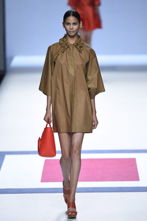 Abrigo marron de plástico de la colección de primavera/verano 2016 de Devota&Lomba en Madrid Fashion Week
