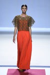 Camiseta marrón sobre vestido naranja de la colección de primavera/verano 2016 de Devota&Lomba en Madrid Fashion Week